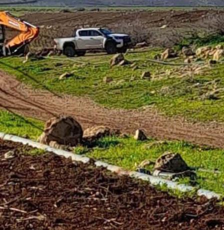 طوباس: الاحتلال يقتلع مئات الأشجار ويدمر خطوط مياه في عاطوف وسهل البقيعة