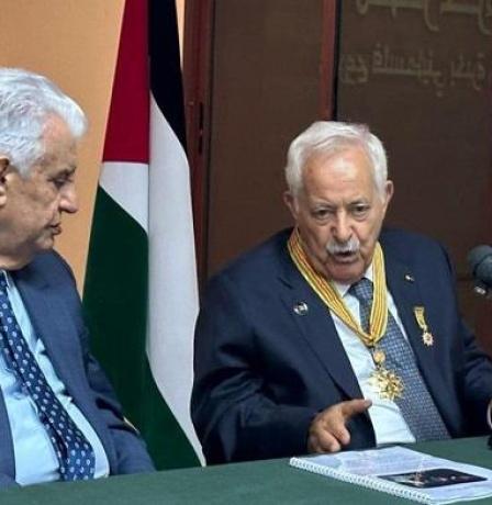 الرئيس يمنح المهندس المغربي أحمد البيّاز "نجمة يبوس" من وسام الرئيس ياسر عرفات