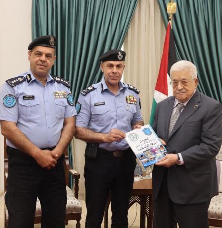 الرئيس يتسلم كتيبا خاصا من إصدار قيادة الشرطة