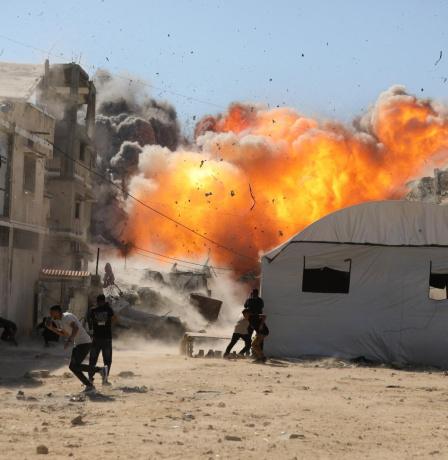 4 إصابات في غارة للاحتلال وسط قطاع غزة