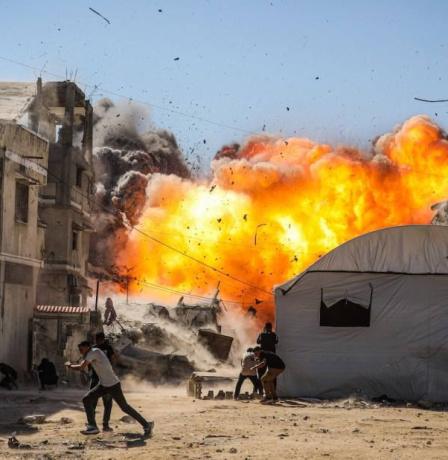 طائرات الاحتلال تدمر منزلا في دير البلح وسط قطاع غزة