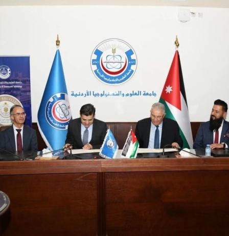 رئيس جامعة القدس يوقع مذكرة تفاهم مع جامعة العلوم والتكنولوجيا الأردنية لتعزيز التعاون الأكاديمي والبحثي