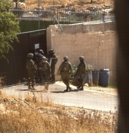 الاحتلال يخطر بإخلاء منازل في كفر عقب شمال القدس