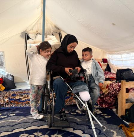 خاص| بعد إصابتها في مجزرة الباقة... كفاح الفاخوري تعود إلى التصوير بساق مبتورة
