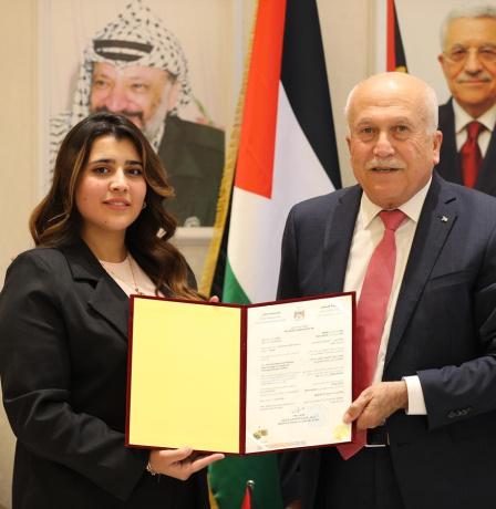 العامور يُسلّم شهادة براءة اختراع لمنهجية مبتكرة في إنشاء مناطق التخطيط والتطوير المشترك