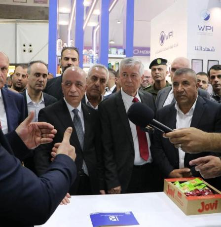 وزير الصناعة يفتتح فعاليات النسخة السابعة من معرض الغذاء في فلسطين 2026