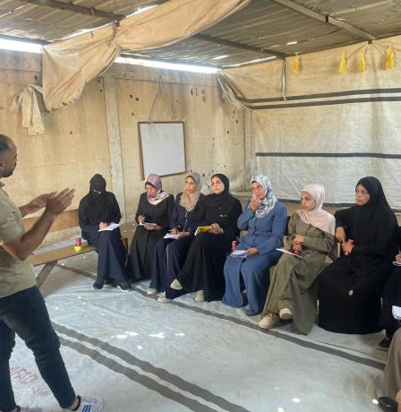 جمعية المرأة العاملة تنفذ لقاءً تدريبياً في دير البلح بعنوان: بادري، شاركي، واصنعي الفرق 