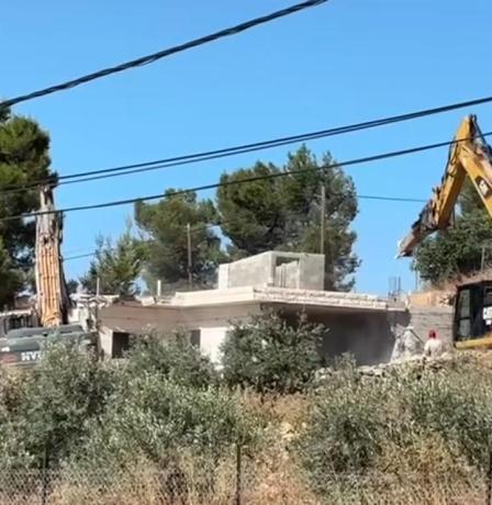 الاحتلال يهدم منزلين في دير رازح بالخليل