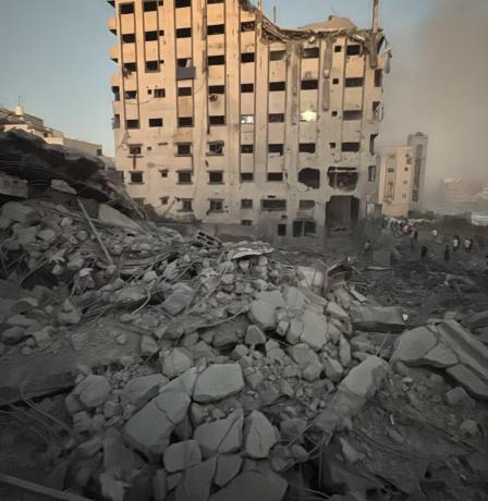 جرحى جراء تدمير طائرات الاحتلال مسجدًا بمدينة غزة