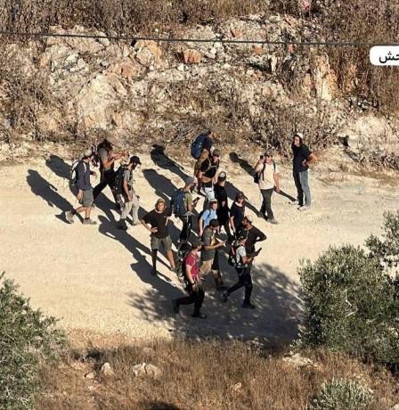 مستوطنون بحماية قوات الاحتلال يقتحمون غرب نابلس وبلدة تل