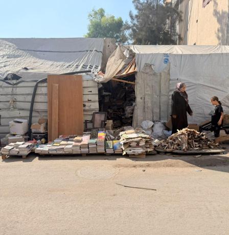 خاص بالصور| بين الحطب والكتب.. رحلة نيفين بعد الحرب في غزة