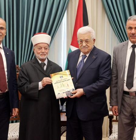 الرئيس عباس يتسلم التقرير السنوي لدار الإفتاء الفلسطينية لعام 2025