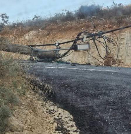 مستوطنون يقطعون أعمدة كهرباء في مادما جنوب نابلس