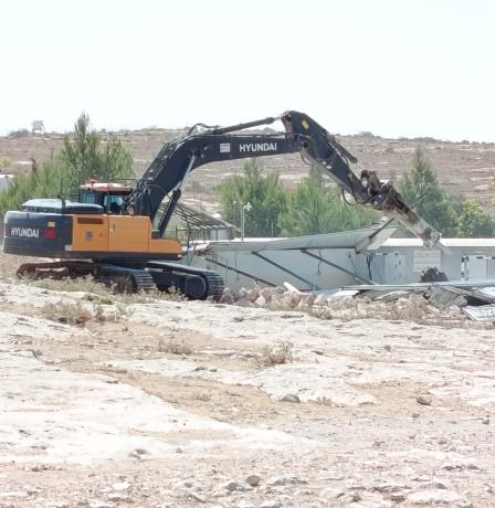 الاحتلال يشرع بهدم مدرسة في شعب البطم بمسافر يطا جنوب الخليل
