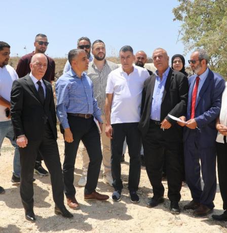 رئيس سلطة الأراضي يزور مخيم الجلزون ويُسلّم قرار تخصيص أرض لإنشاء خزان مياه استراتيجي