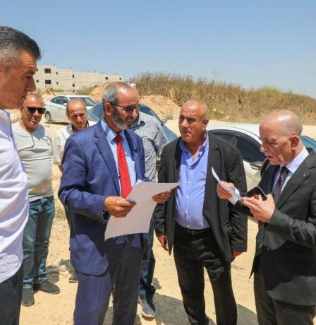 رئيس سلطة الأراضي يزور مخيم الجلزون ويُسلّم قرار تخصيص أرض لإنشاء خزان مياه استراتيجي