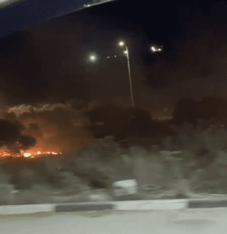 مستوطنون يشعلون النار في أشجار زيتون بقرية برقا شرق رام الله