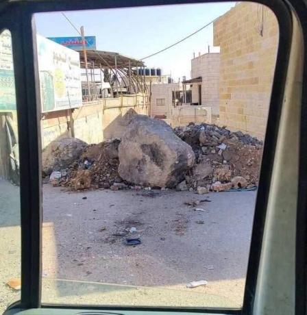 الاحتلال يواصل اقتحام مخيم قلنديا ويعتدي على الصحفيين ويغلق عدة مداخل بالسواتر الترابية