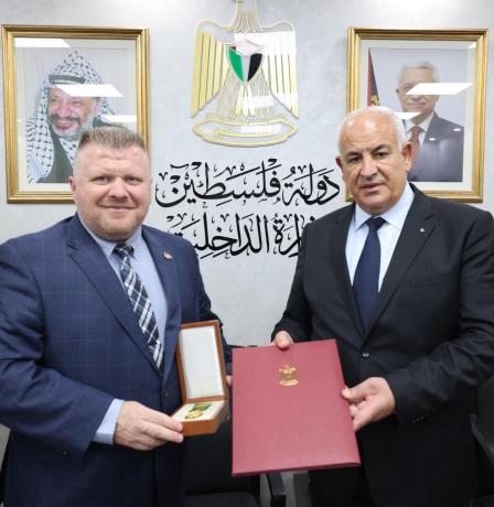 باسم الرئيس: وزير الداخلية يمنح العميد جيسون لانجليه ميدالية الخدمة الممتازة (صور)