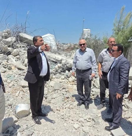 وزير الحكم المحلي يتفقد بلدة نحالين ويطلع على الأضرار جراء هدم الاحتلال لعدد من المنازل