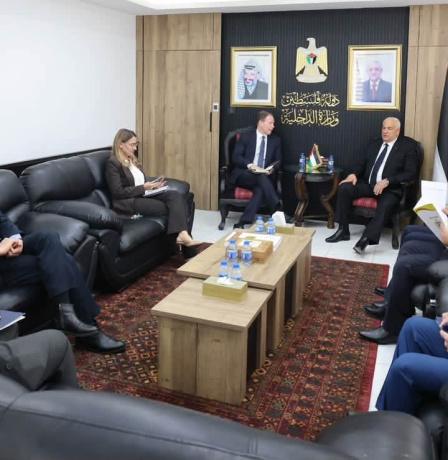 وزير الداخلية يبحث مع مدير مكتب مكافحة المخدرات وإنفاذ القانون (INL) تعزيز التعاون في دعم قطاع الأمن