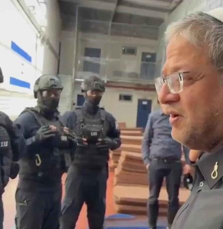 بن غفير يقتحم سجن النقب ويأمر بمصادرة ملابس الأسرى والمصاحف