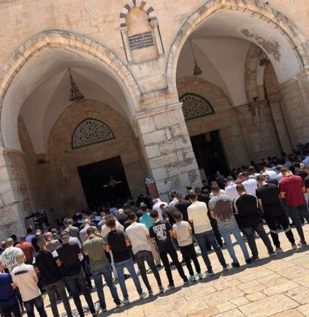 صور | عشرات الآلاف يؤدون الجمعة في الأقصى