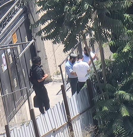 عضو الكنيست المتطرف سوكوت يقتحم مدرسة في مخيم شعفاط بالقدس المحتلة