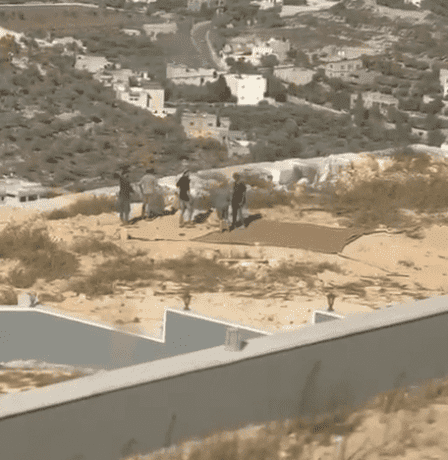 مستوطنون يحاصرون فيلا في جبل رأس العين بقرية قصرة جنوب نابلس