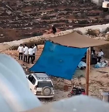 لليوم التاسع: مستوطنون يواصلون حصار منازل في بلدة قصرة