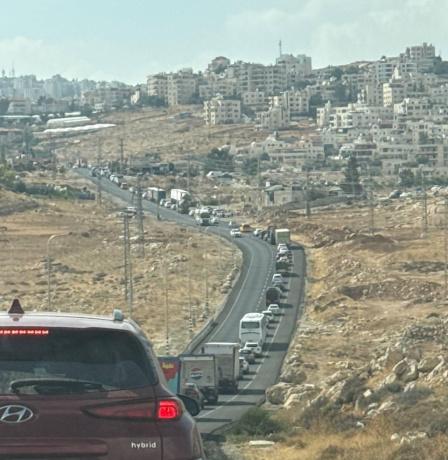 مئات المواطنين عالقون على حاجز جبع شمال القدس