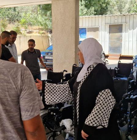 غنام تسلم عشرات الكراسي الكهربائية لمستحقيها .. وتؤكد ان دعم ذوي الهمم أولوية في ظل الظروف الصعبة التي يعيشها شعبنا