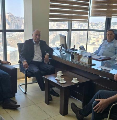 ضمن خطة التواصل مع الهيئات المحلية.....رئيس سلطة الطاقة يناقش وضع قطاع الطاقة في قرية بيت دجن.