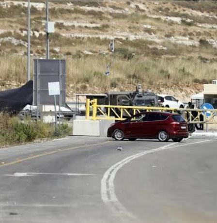 مداهمات واعتقالات بالضفة وحواجز تعرقل تنقل المواطنين