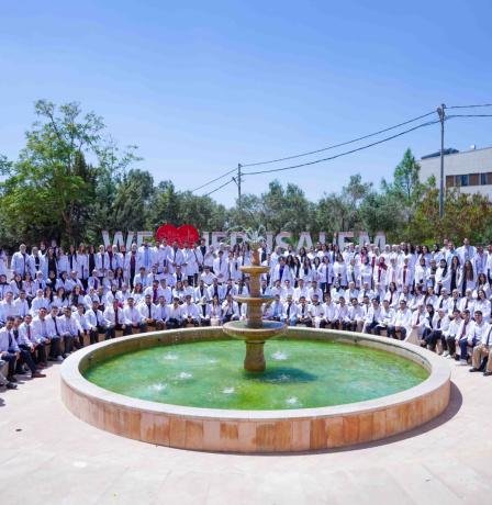 جامعة القدس تنظم حفل الرداء الأبيض لطلبة الطب إيذانًا بانتقالهم إلى التدريب السريري