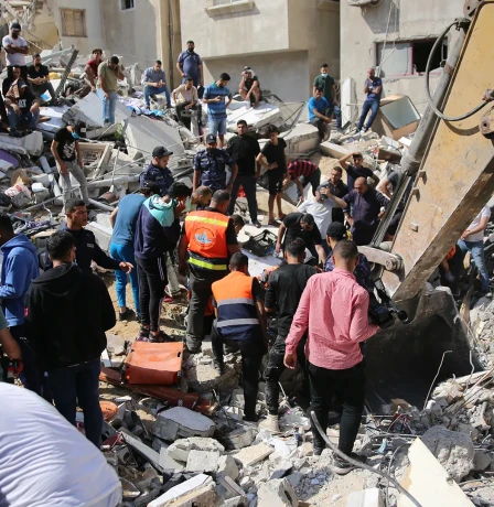 انتشال جثامين 17 شهيداً من تحت الأنقاض في غزة