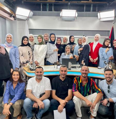 جمعية التمكين تنفذ زيارة تعلّم ميداني لطلبة خضوري في شبكة راية الإعلامية
