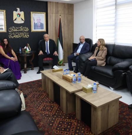 وزير الداخلية يبحث مع سفيرة الهند لدى فلسطين تعزيز آفاق التعاون المشترك