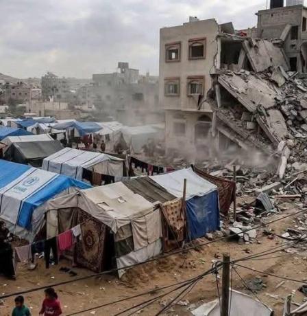 صور | انهيار مبنى متضرر في حي الصبرة بمدينة غزة