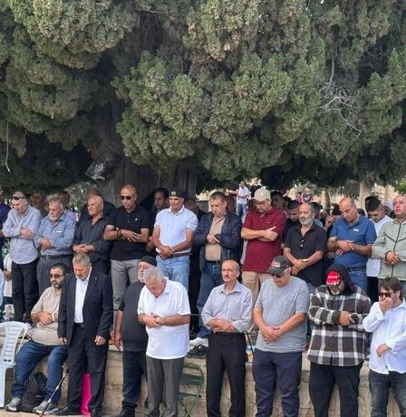 عشرات الآلاف يؤدون صلاة الجمعة في المسجد الأقصى