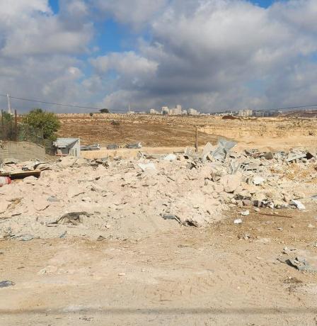 سلطات الاحتلال تهدم منشآت صناعية في جبع شمال شرق القدس
