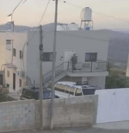 الاحتلال يجبر عائلة في بلدة كوبر على إخلاء منزلها