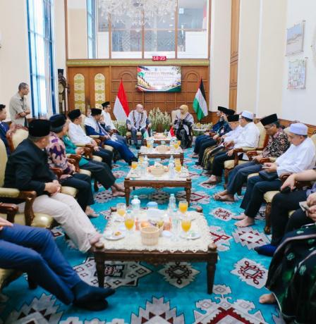الهباش ومفتي فلسطين يبحثان مع قيادات جاوة الشرقية بإندونيسيا الأوضاع في فلسطين 