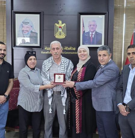 بعد 30 عاماً من العطاء.. الممرض اشتيوي يواصل العمل متطوعاً بعد التقاعد وغنام تكرّمه بـ"درع البصمة الفلسطينية"
