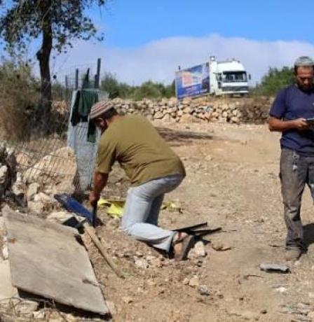 مستوطنون يهاجمون منزلا في المغير ومواجهات وإطلاق نار شرق القرية