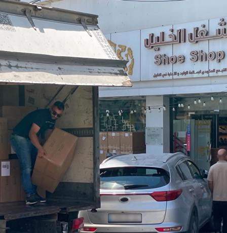 الخليل تصدّر أول شحنة أحذية فلسطينية إلى "أمازون" الأمريكية