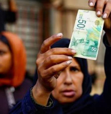 خاص | الكاش يتحول إلى عبء.. سوق سوداء تتحكم في حركة النقد بغزة