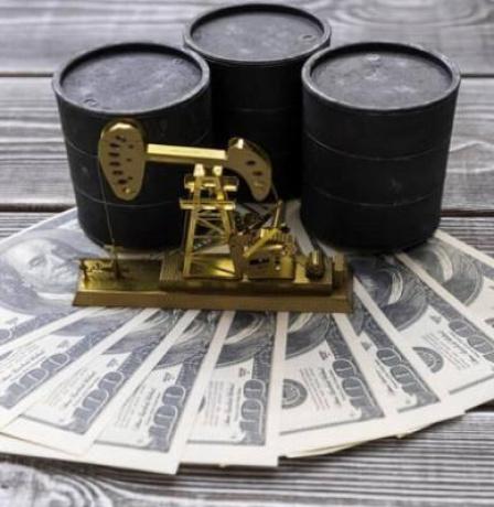 النفط يرتفع والذهب يستقر