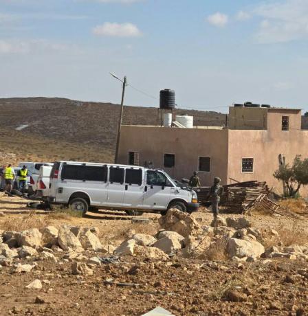 الاحتلال يهدم منزلاً وبئر مياه وحظائر في الديرات شرق يطا