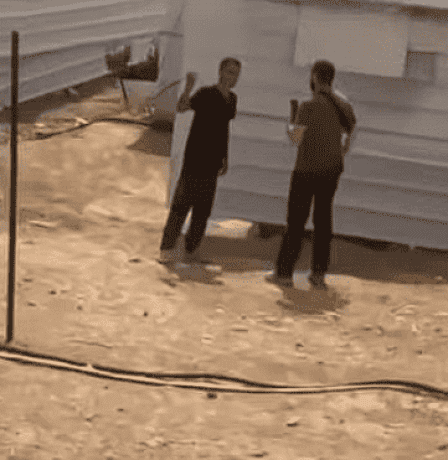 مستوطن يقتحم تجمع بئر المسكوب شرق القدس ويطالب المواطنين بإخلائه
